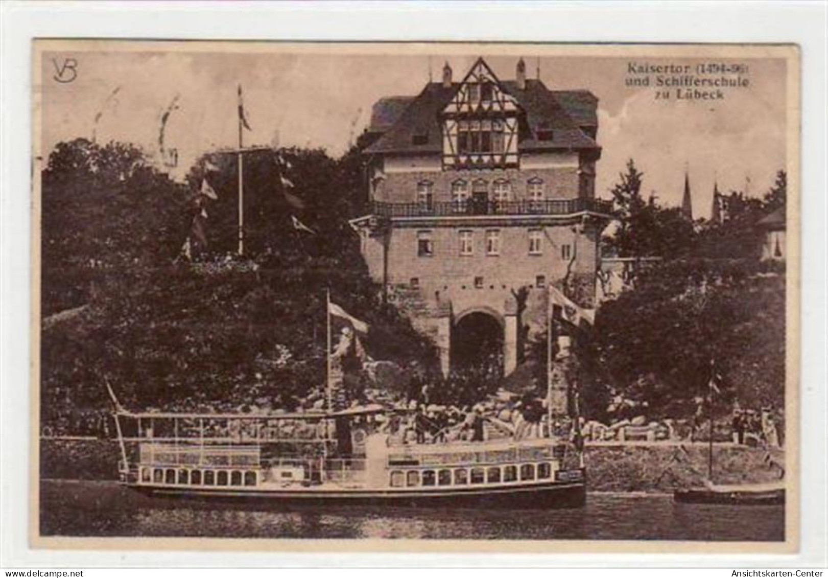 39070904 - Luebeck Mit Kaisertor Und Schifferschule Gelaufen, 1928. Leichte Stempelspuren, Kleiner Knick Oben Links, So - Luebeck