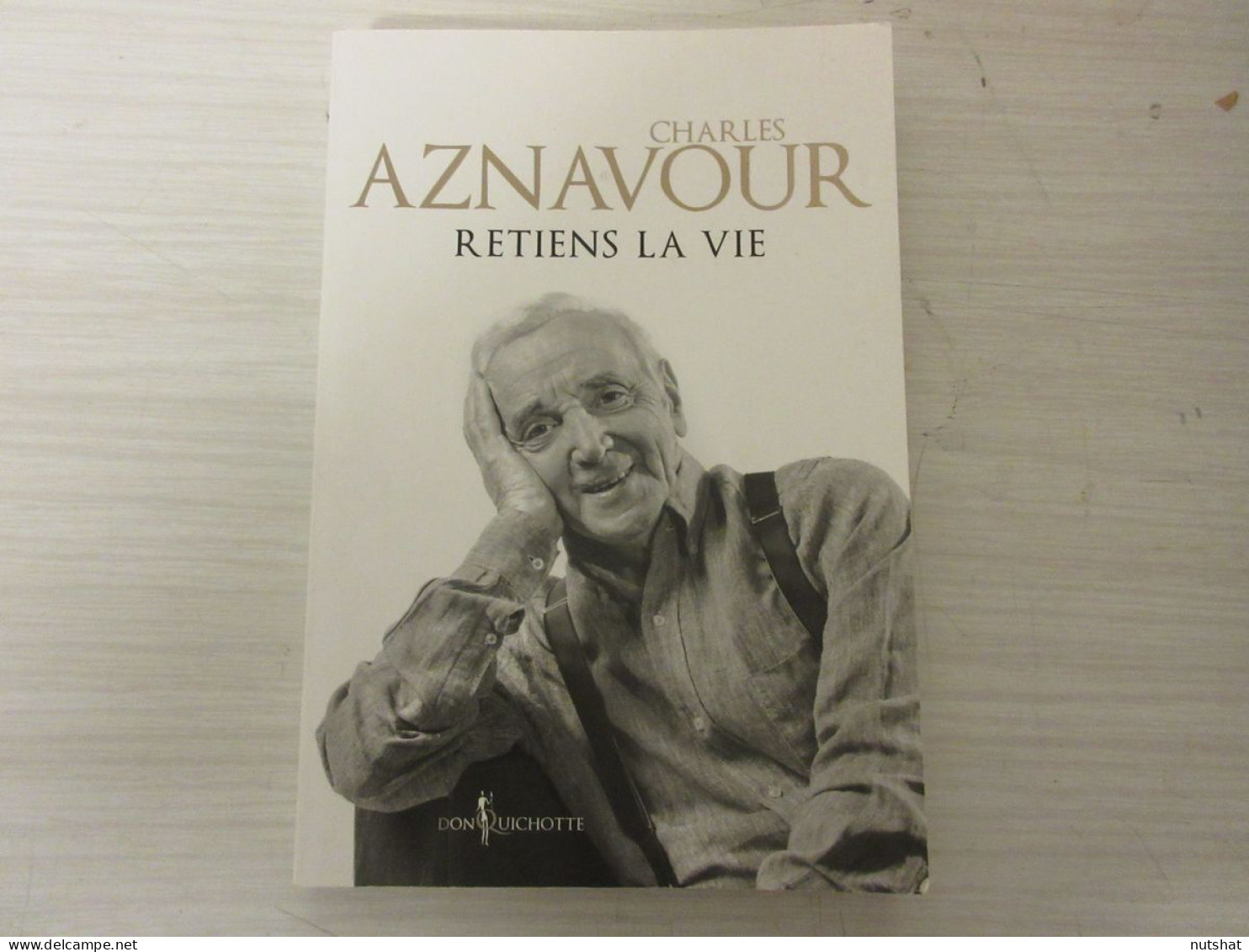 LIVRE MUSIQUE Charles AZNAVOUR RETIENS LA VIE 2017 140p.                         - Musica