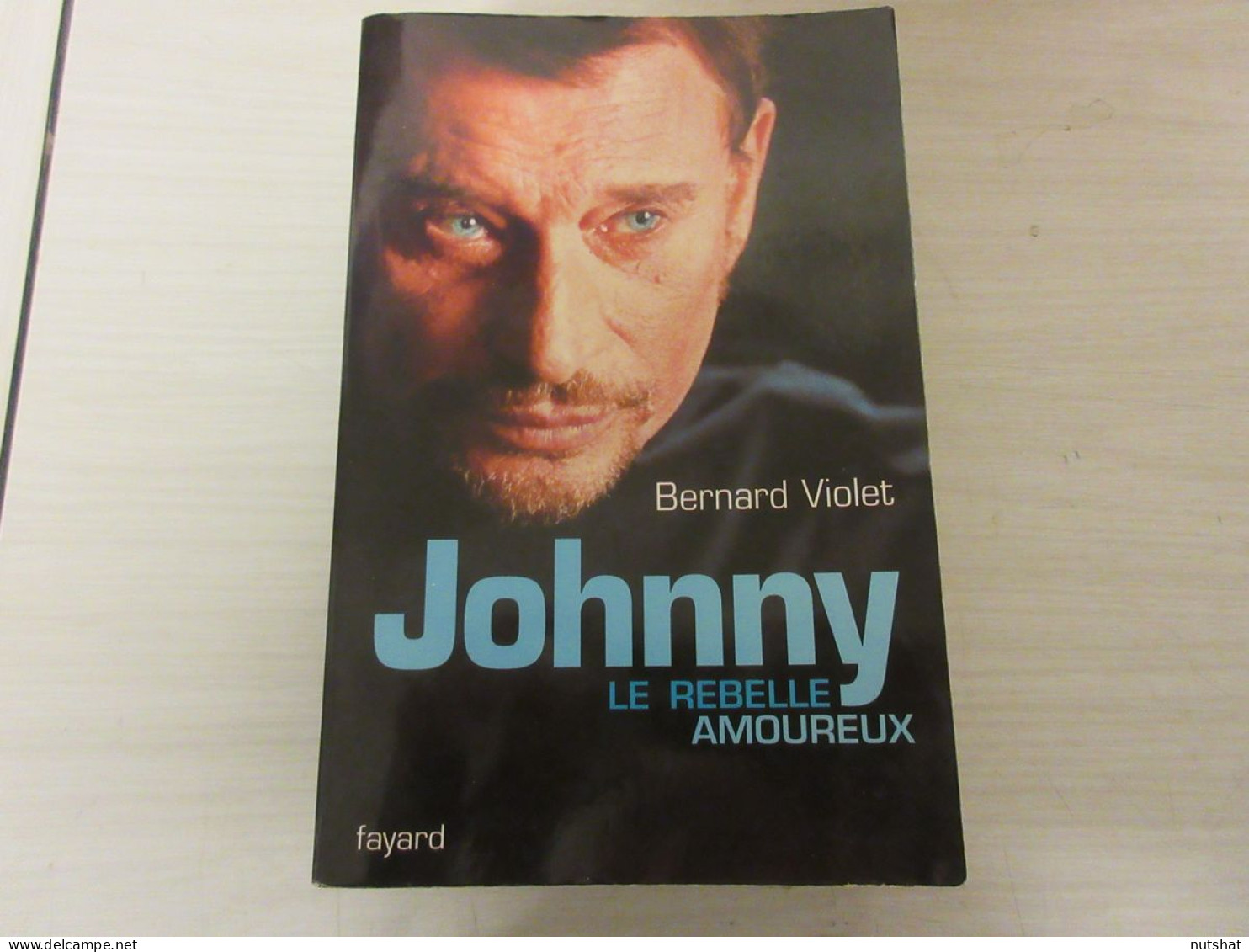 LIVRE MUSIQUE Bernard VIOLET JOHNNY HALLIDAY Le REBELLE AMOUREUX 2003 510p.      - Musique