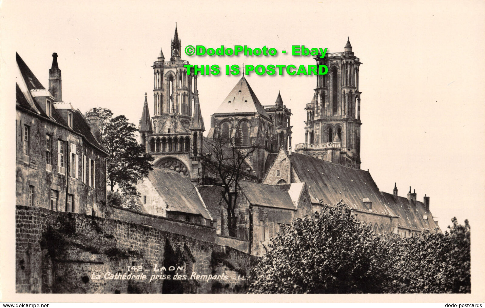 R438626 Laon. La Cathedrale Prise Des Remparts. LL. 142. C. A. P. RP - Monde