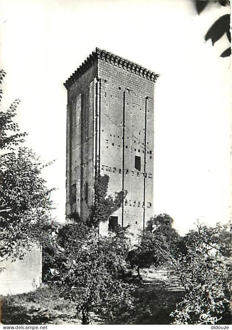 37 - Le Grand Pressigny - Le Donjon - Mention Photographie Véritable - Carte Dentelée - CPSM Grand Format - Carte Neuve  - Le Grand-Pressigny