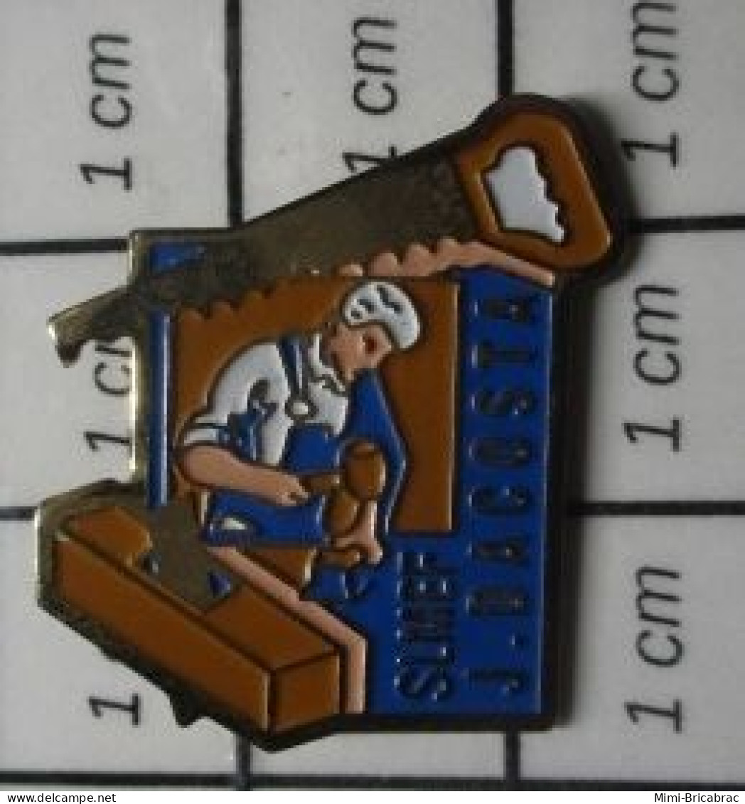 911B Pin's Pins / Beau Et Rare : MARQUES / MENUISIER  SCIE RABOT SLMEF J DACOSTA - Marche