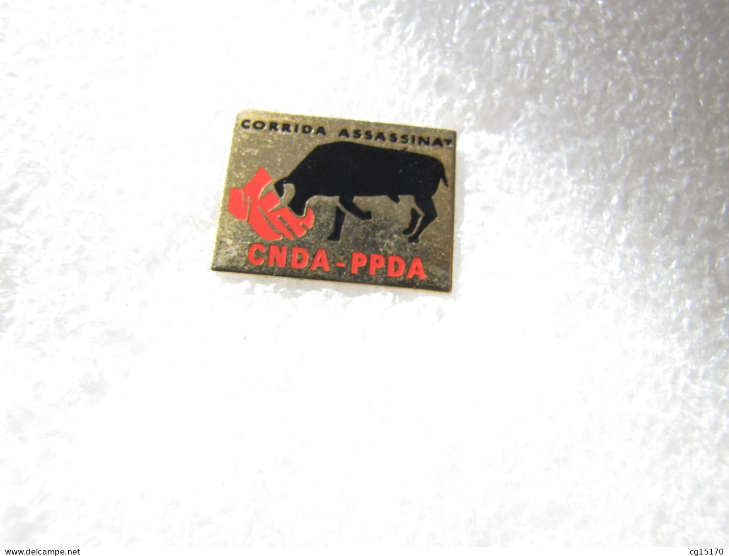 PIN'S     CORRIDA   ASSASSINAT   TAUREAU - Animali