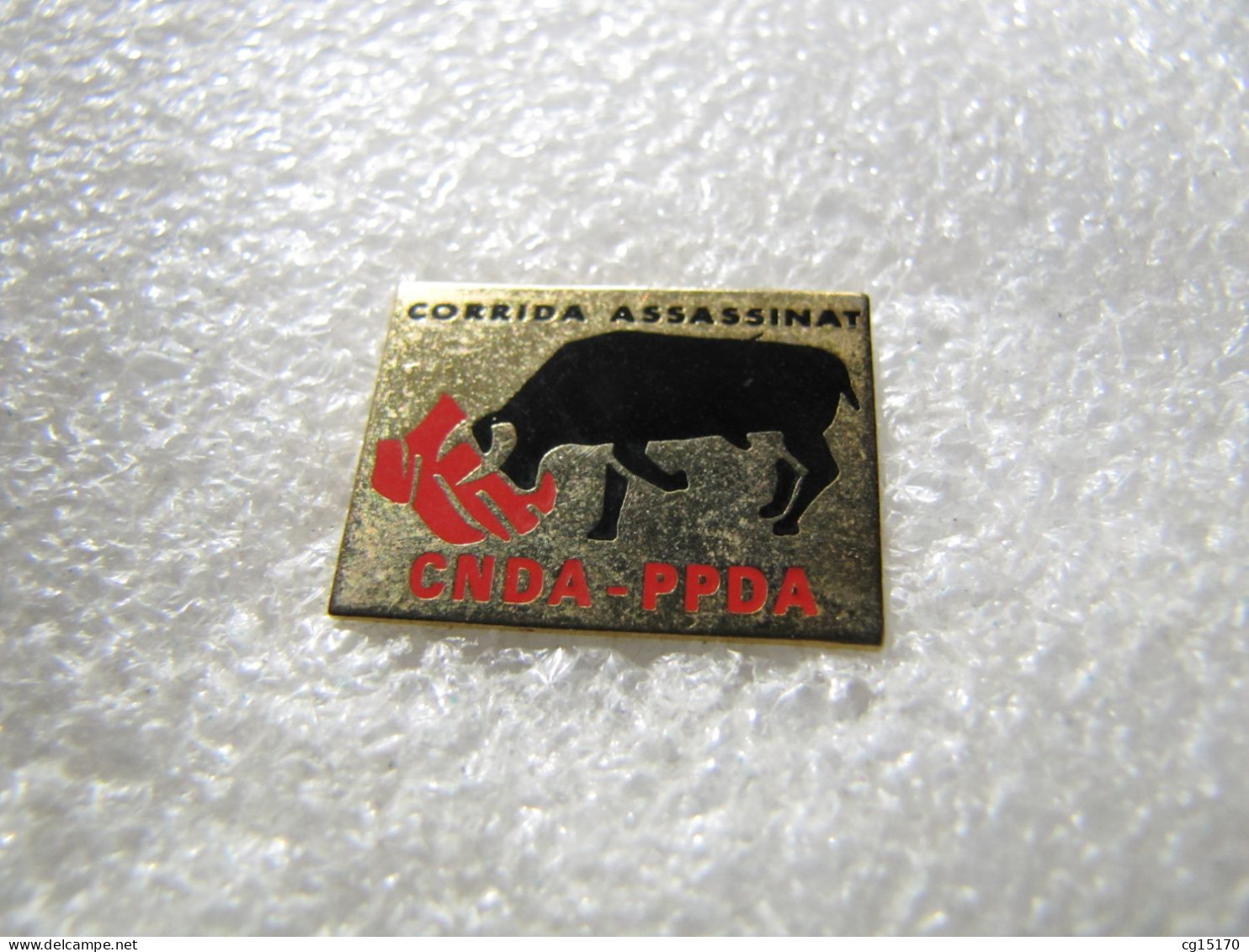 PIN'S     CORRIDA   ASSASSINAT   TAUREAU - Animaux