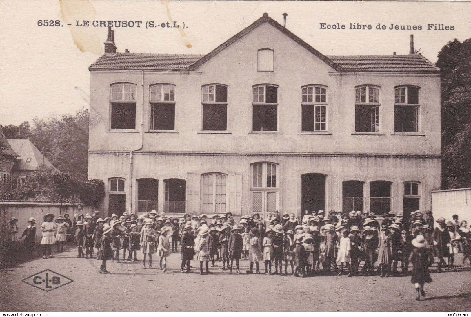 LE CREUSOT  -  SAÔNE ET LOIRE   -   (71)   -   CPA  TRES   ANIMEE  -  L'ECOLE  LIBRE  DE  JEUNES  FILLES. - Le Creusot