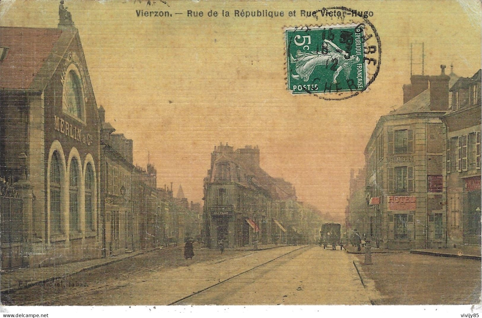 18 - VIERZON - T.Belle Vue Animée De La Rue De La République Et Victor Hugo ( Carte Aspect Tissé ) - Vierzon