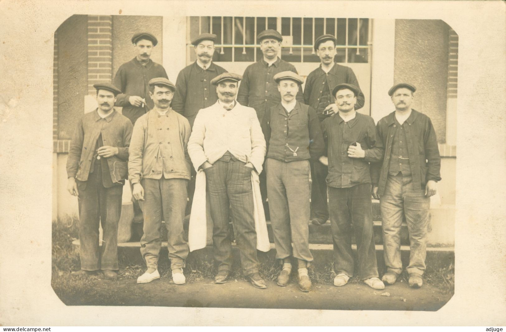 CPA  Photo  Anonyme "LE GANG DES CASQUETTES "  !! Année 1910 Env.* 2 Scans - Fotografie