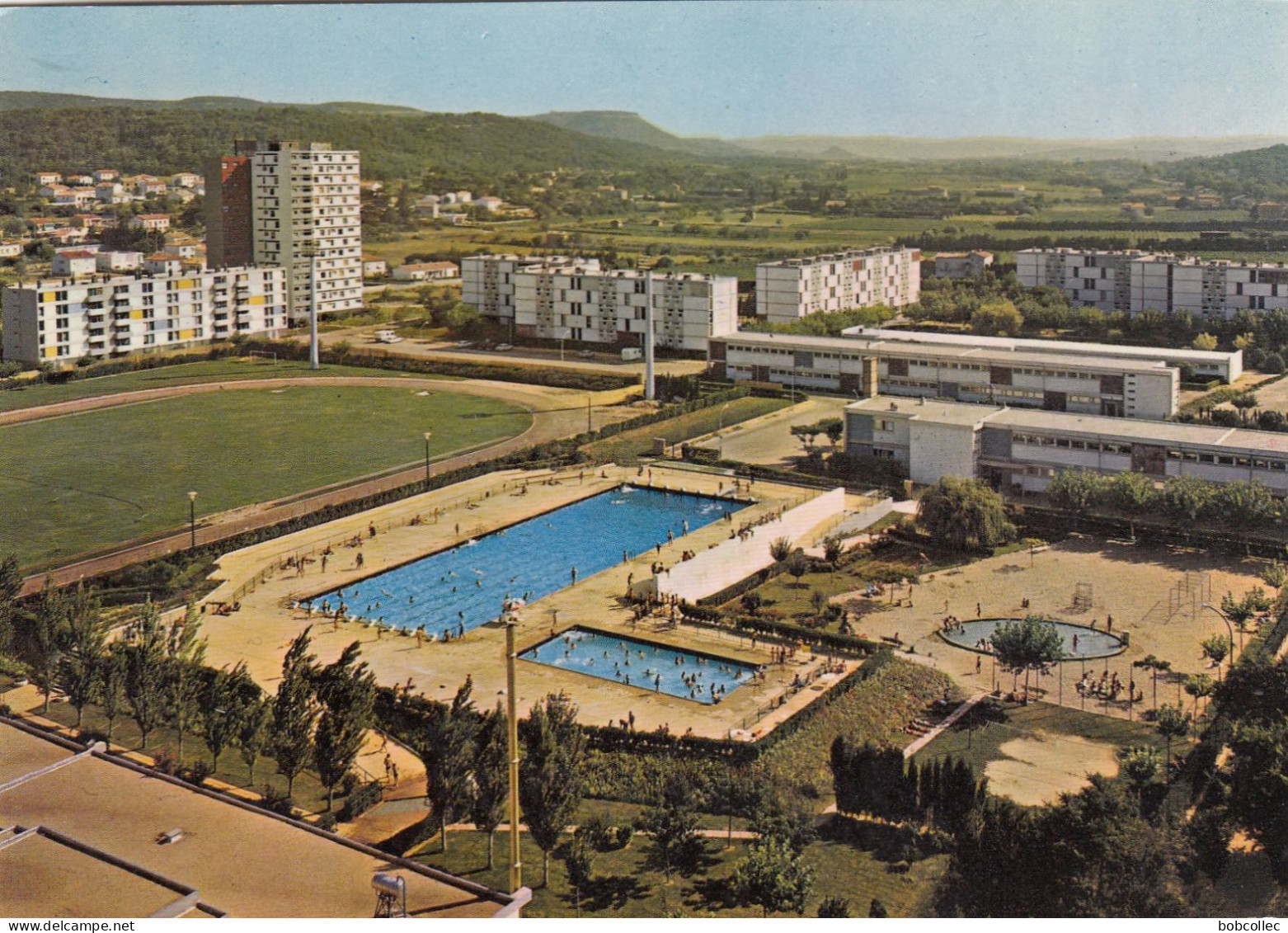 BAGNOLS-sur-CEZE (Gard): La Piscine Et Les Nouveaux Immeubles - Bagnols-sur-Cèze