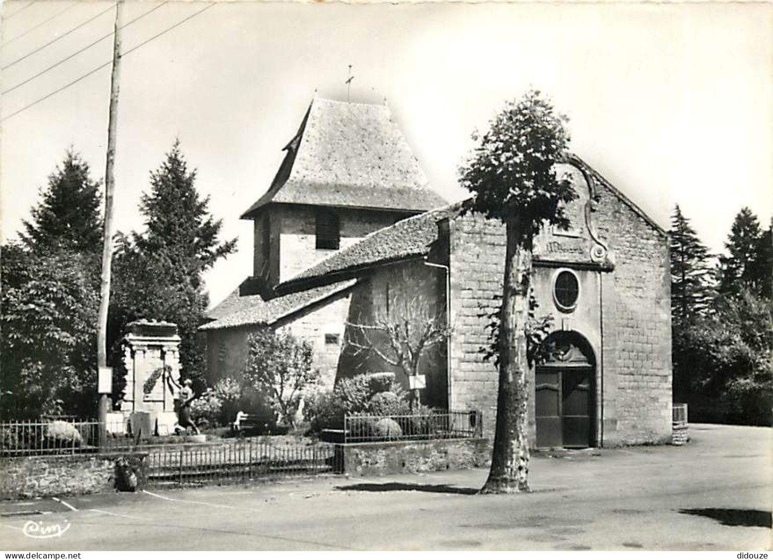 46 - Castelnau Bretenoux - L'Eglise De Bretenoux - Carte Dentelée - CPSM Grand Format - Voir Scans Recto-Verso - Bretenoux