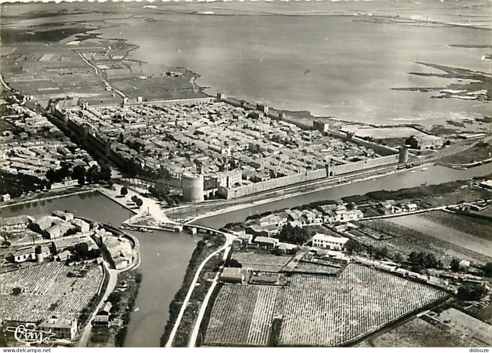 30 - Aigues Mortes - Vue Générale Aérienne Sur La Cité - Ses Remparts, Les Salines, Le Canal - Mention Photographie Véri - Aigues-Mortes