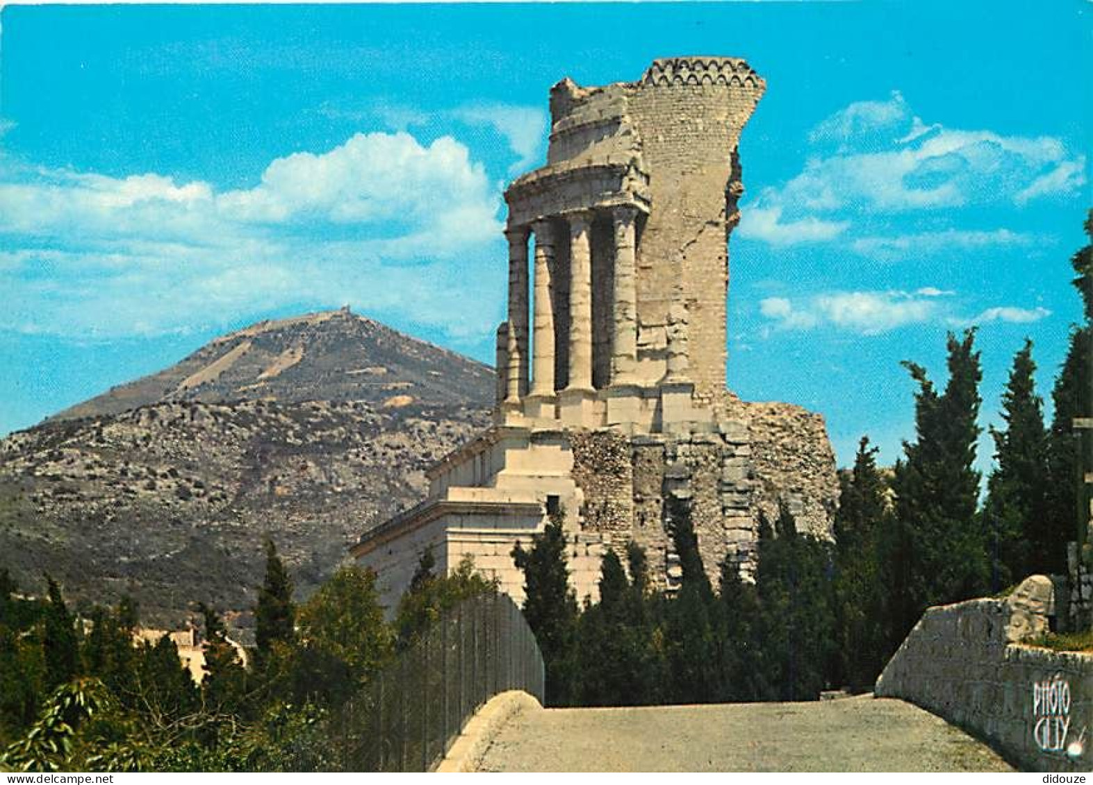 06 - La Turbie - Le Trophée Des Alpes. Monument à La Gloire De L'Empereur Auguste - Au Loin, Le Mont-Agel Avec Le Fort E - La Turbie