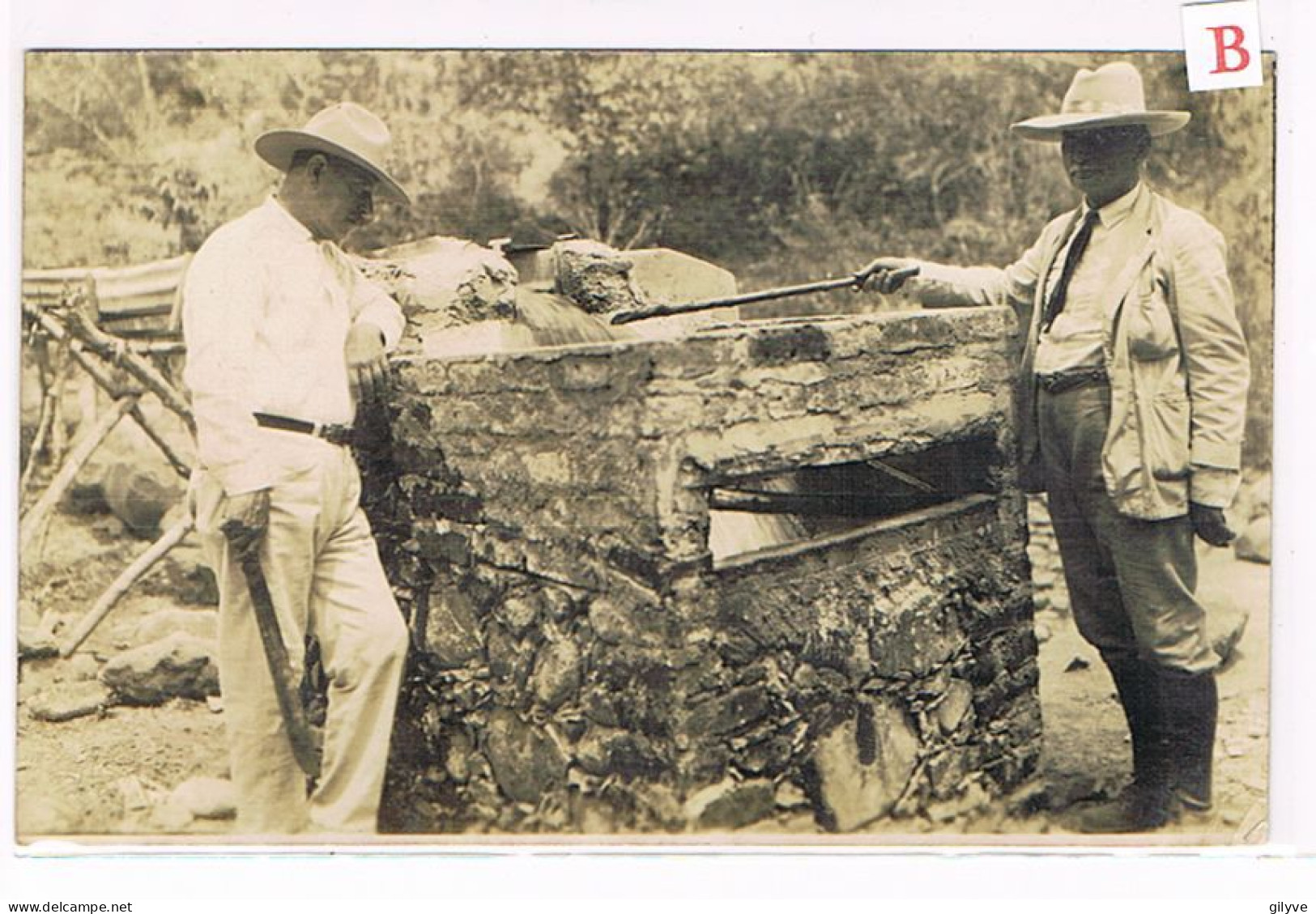 Rare Carte Photo. Mexique. Plantation De Café De San Patricio. Le Canal De La Turbine Avec Mr.Valéra Et Hocquart   (017) - Landbouw