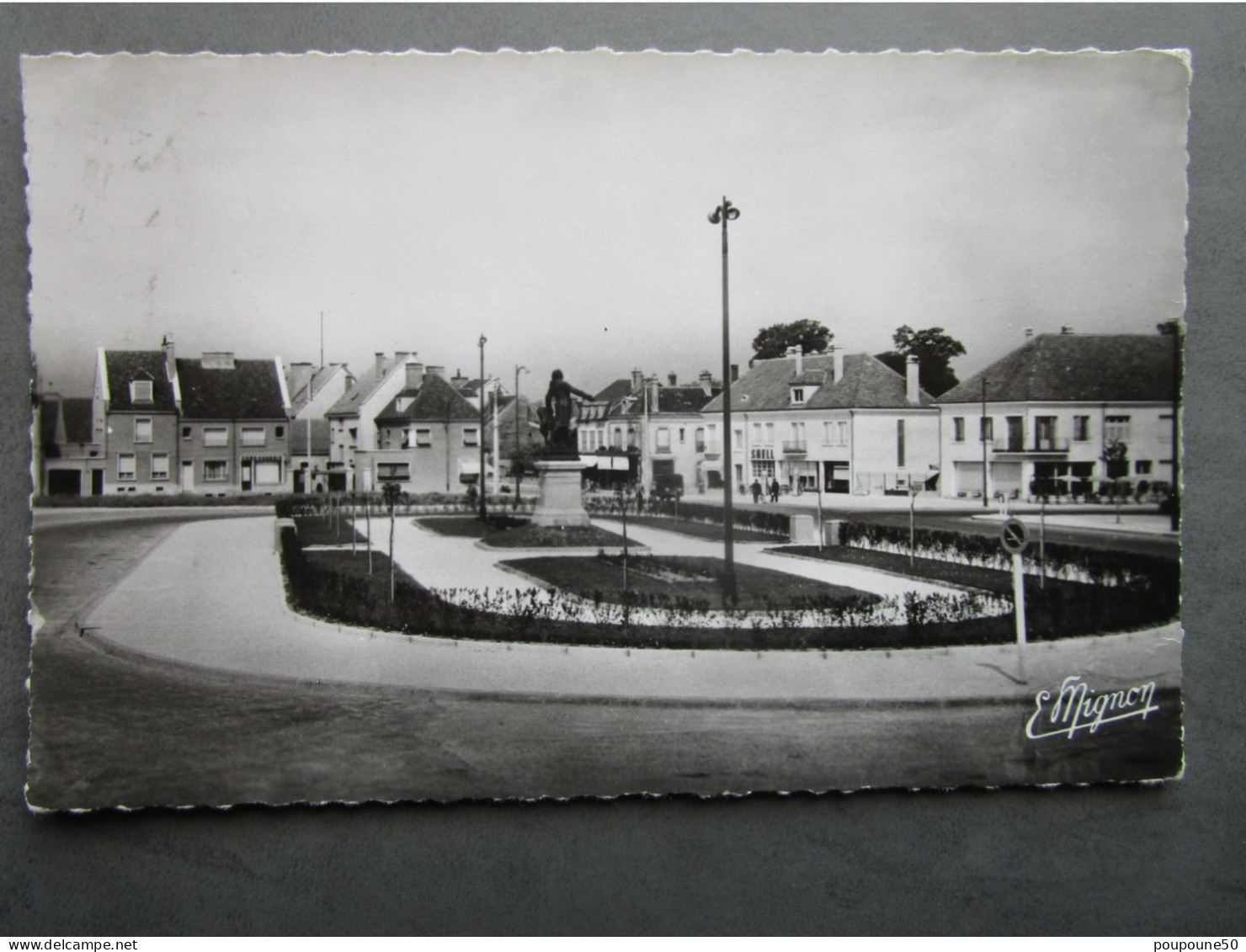 CP 10 Aube ARCIS SUR AUBE  - Ancienne Place Du Théâtre  PLACE DE LA REPUBLIQUE Monument DANTON  1950 - Arcis Sur Aube