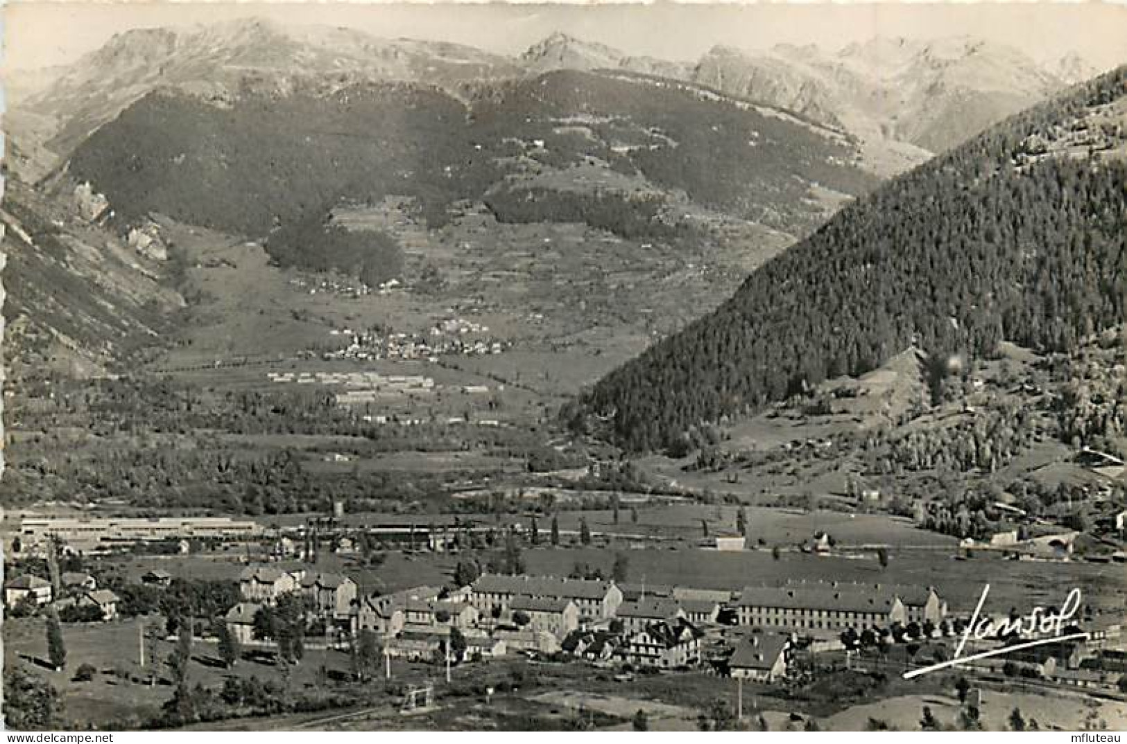 73* BOURG ST MAURICE  Les Casernes   (CPSM Petit Format)   MA80-0728 - Bourg Saint Maurice