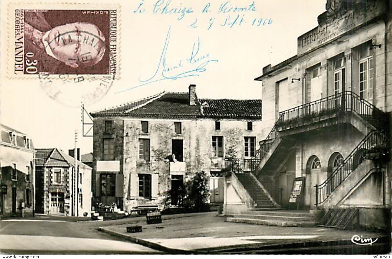 85* LA CHAISE LE VICOMTE  Place Mairie  (cpsm Petit Format)              MA81.13 - La Chaize Le Vicomte