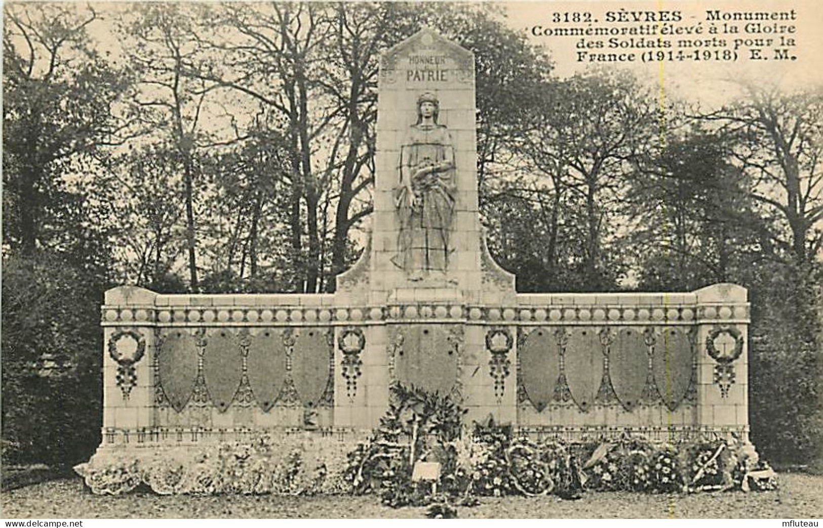 92* SEVRES Monument   Aux Morts         MA82_0929 - Sevres