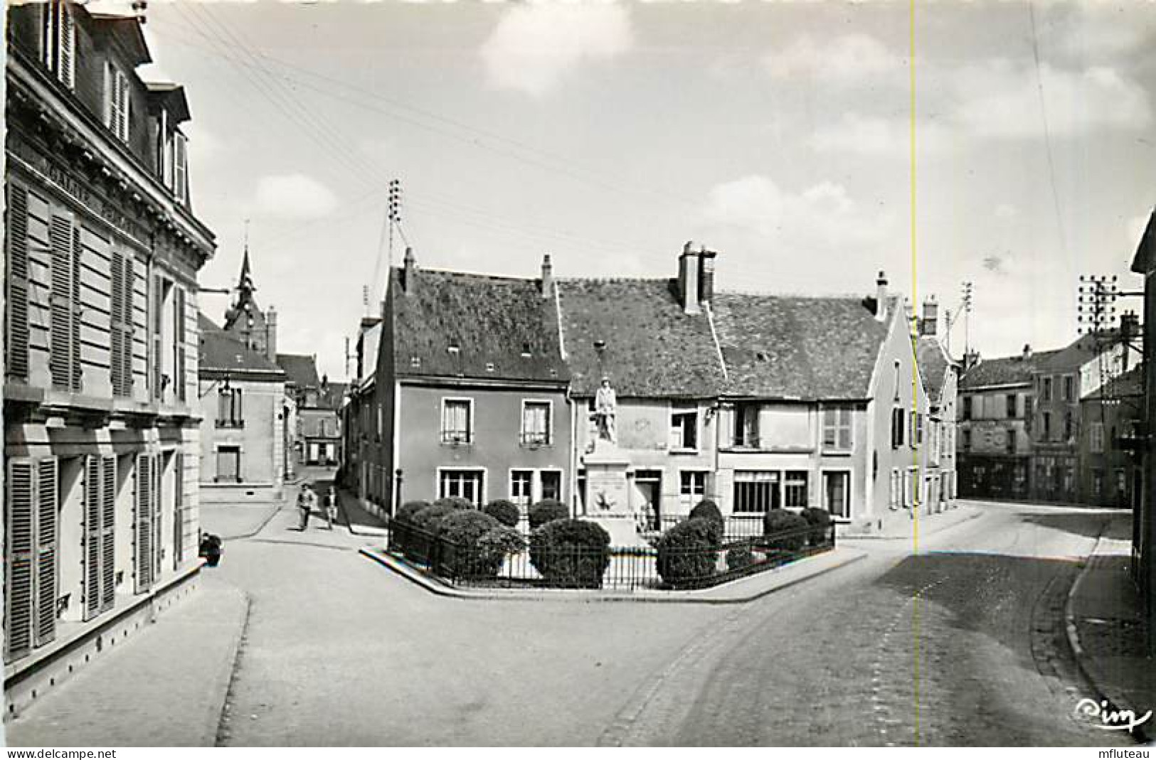 91* ANGERVILLE Place De La Mairie  CPSM (petit Format)        MA82_0848 - Angerville