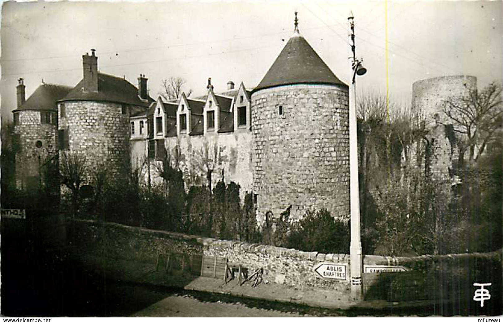 91* DOURDAN   Chateau Fort  CPSM (petit Format)       MA82_0769 - Dourdan