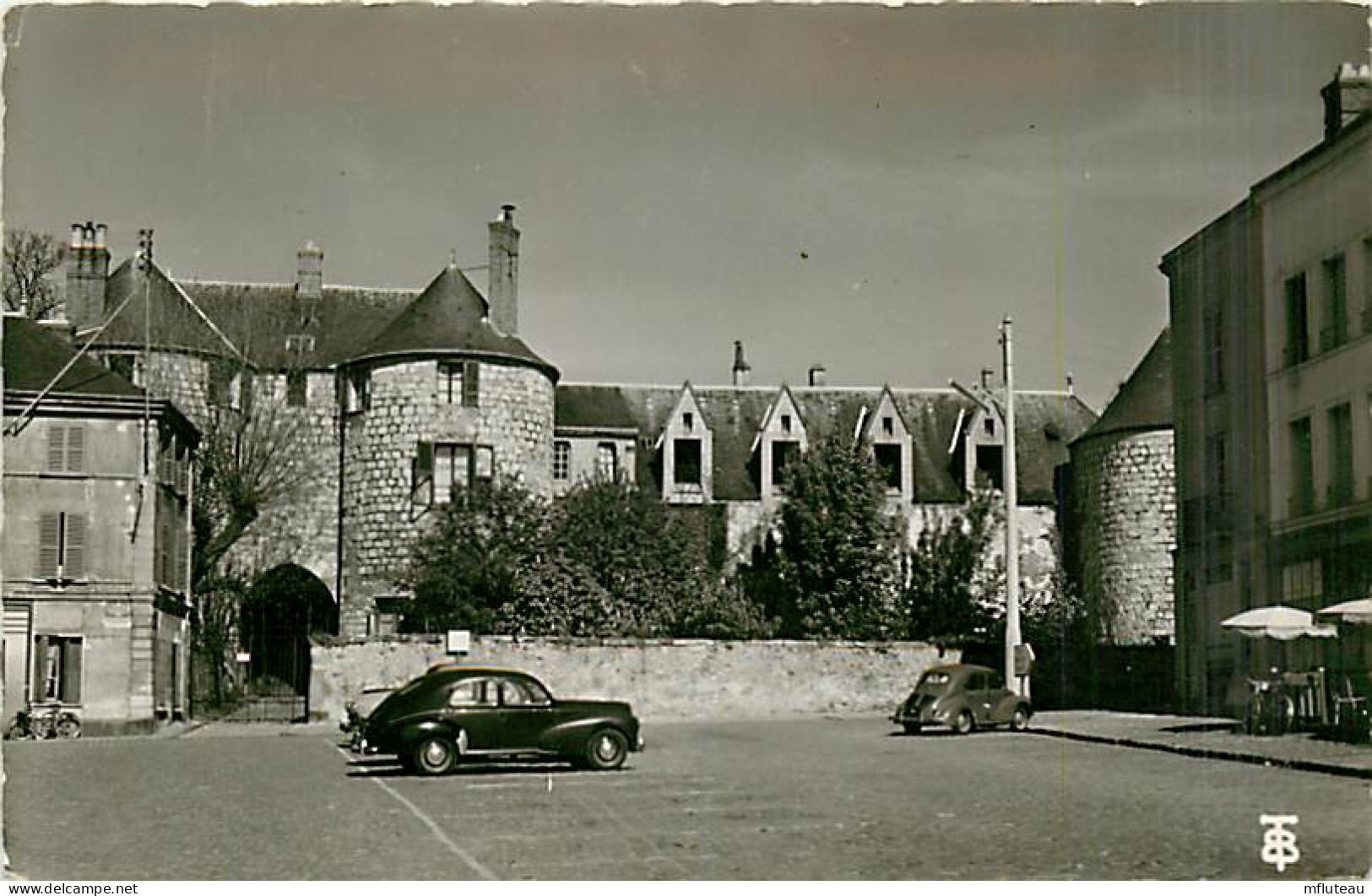 91* DOURDAN Chateau Fort   CPSM (petit Format)         MA82_0745 - Dourdan