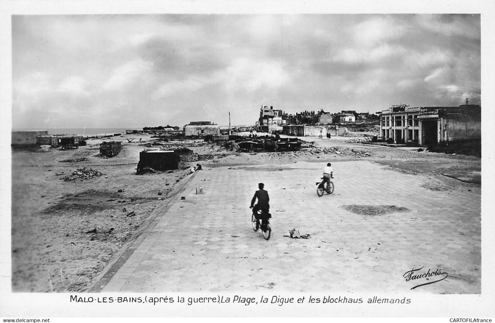 MALO LES BAINS Après La Guerre La Plage La Digue  Et Les Blockhaus Allemands - Malo Les Bains