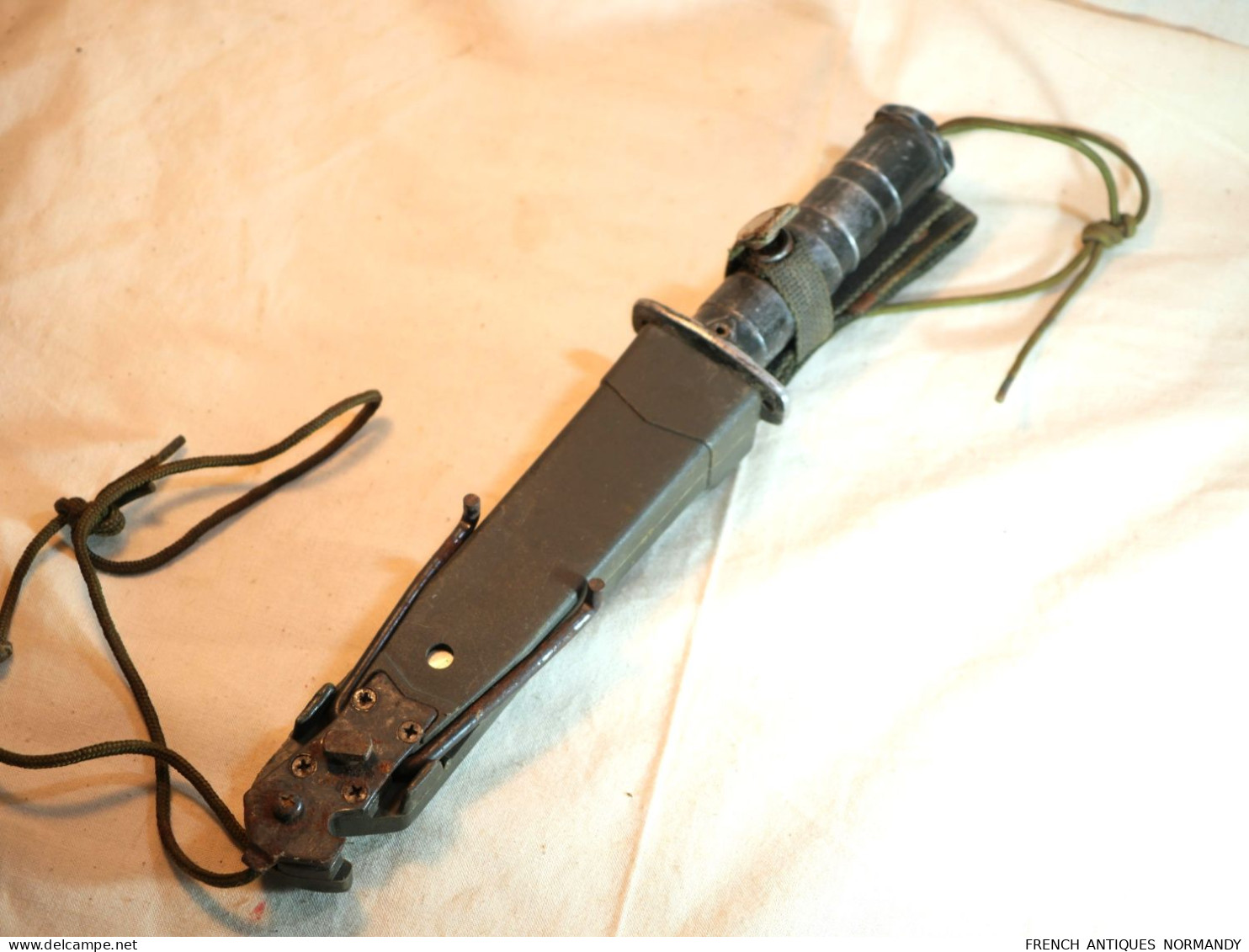 Ancien Couteau De Survie Militaire Vers 1960/70 - Assez Complet Occasion En L'état   Longueur Lame 13 Cm - Armas Blancas