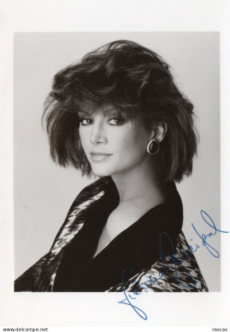 PHOTO GRAND FORMAT 1 - ENV 1 - CINEMA - PHOTO DEDICACEE DE L'ACTRICE AMERICAINE VICTORIA PRINCIPAL - Signed Photographs