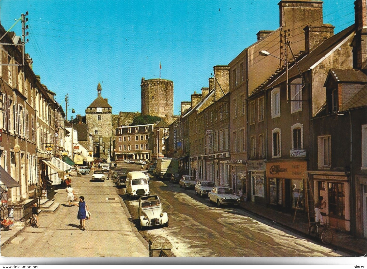 BRICQUEBEC - La Rue De La République - Bricquebec