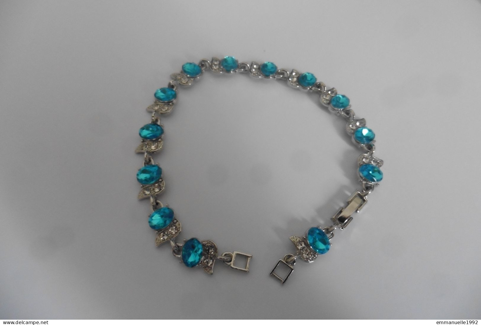 Neuf - Bracelet Réglable En Métal Argenté Serti Cristaux Strass Bleu Clair Et Blanc Transparent - Armbanden