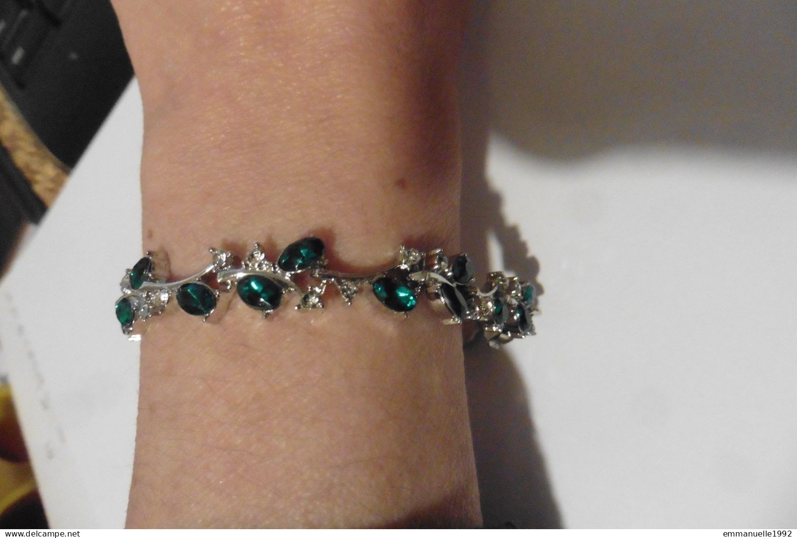Neuf - Bracelet en métal argenté serti cristaux strass couleur vert émeraude et blanc transparent
