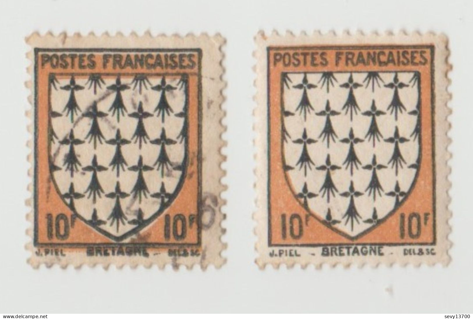 2 Timbres France 1942 YT N° 573 Armoiries De Bretagne. 10 F. Noir Et Jaune-brun Variété écriture Grasse Couleur Décalée - Ungebraucht