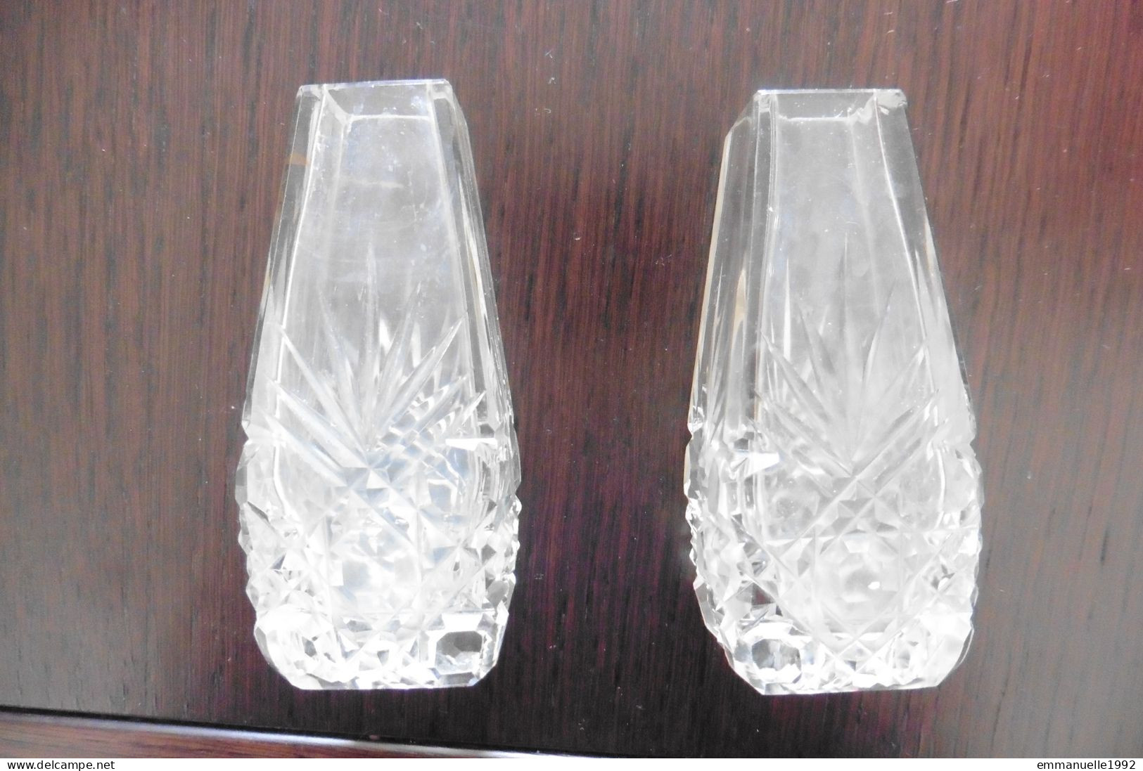 Lot De 2 Petits Vases Soliflores En Cristal Ciselé Sculpté Art Deco Années 1930 - Vazen