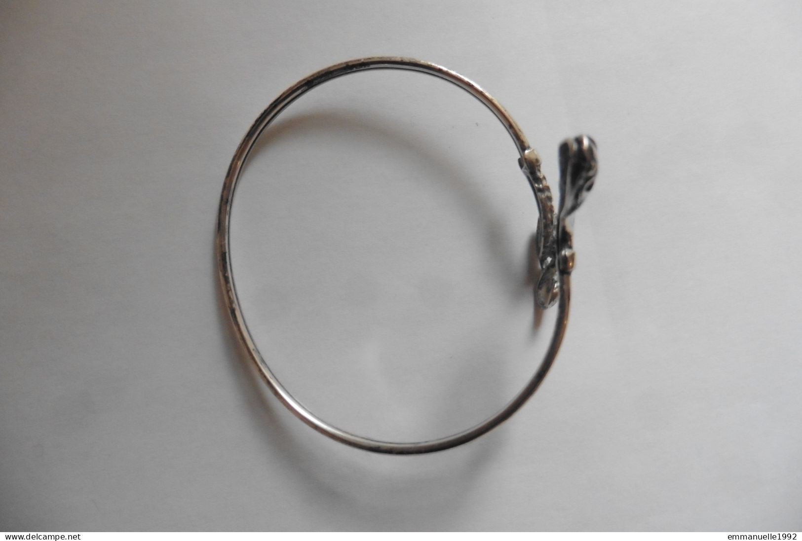 Bracelet ancien du 19e siècle ouvert en argent ciselé tête et queue de serpent