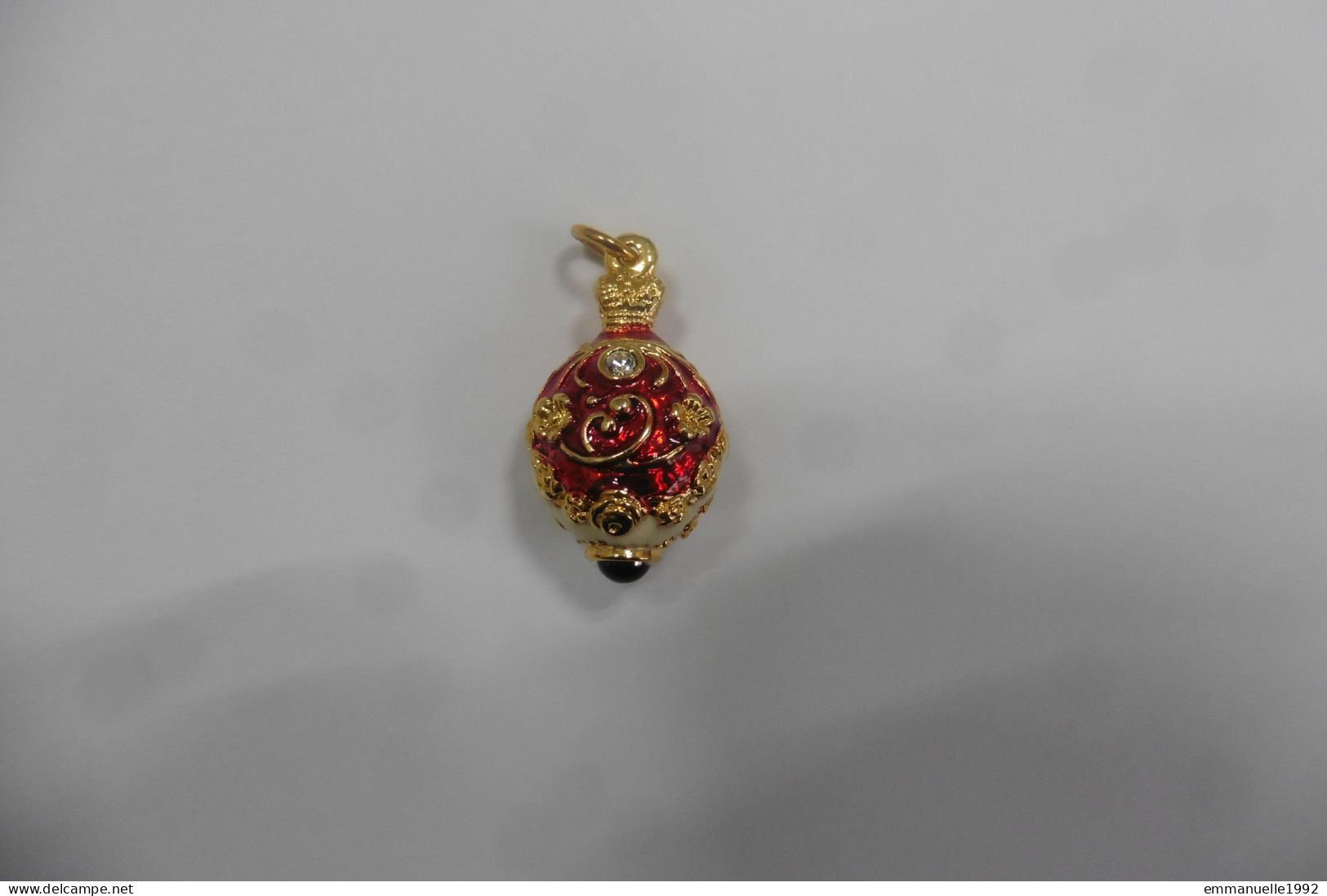 Pendentif Oeuf De Fabergé Doré émail Rouge Blanc N Du Tsar Nicolas II De Russie Cabochon De Verre Bleu - Pendants