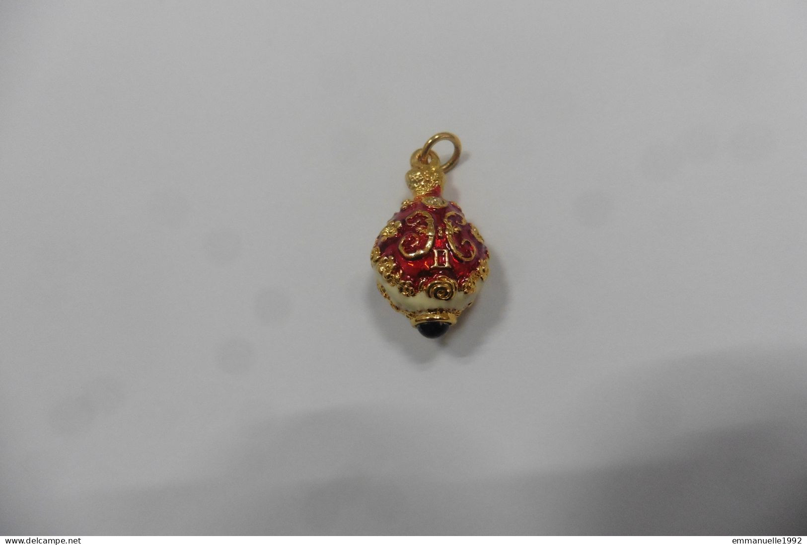 Pendentif Oeuf De Fabergé Doré émail Rouge Blanc N Du Tsar Nicolas II De Russie Cabochon De Verre Bleu - Colgantes