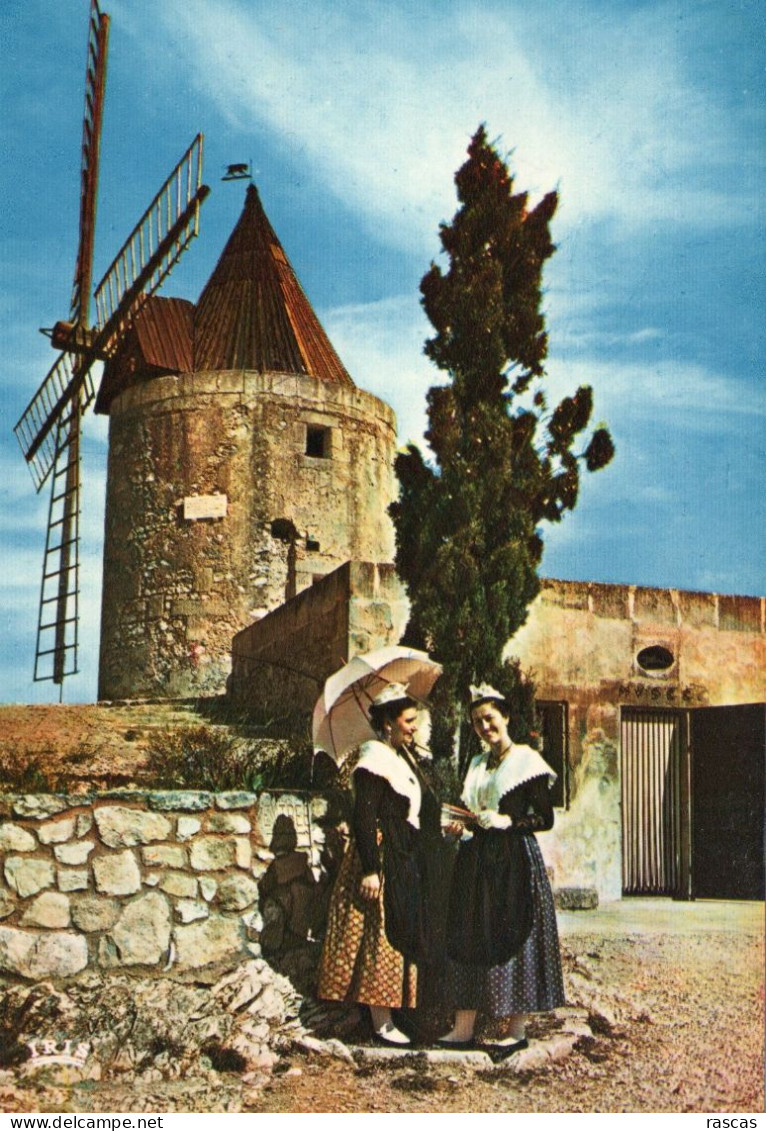 CPM - P - BOUCHES DU RHONE - FONTVIEILLE - LE MOULIN DE DAUDET - COSTUMES FOLKLORIQUES - Fontvieille