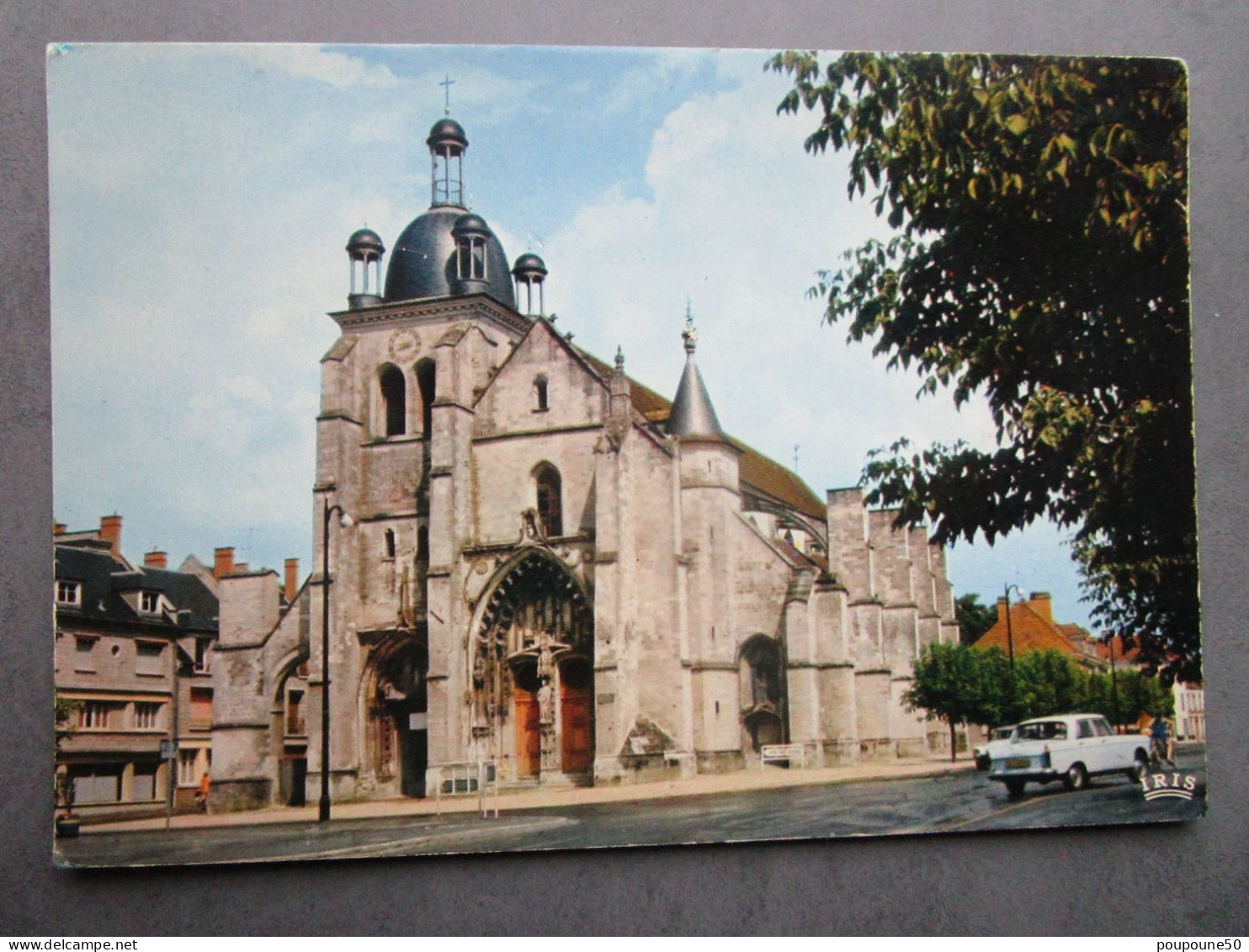 CP 10 Aube ARCIS SUR AUBE  - église Saint Etienne XVè Et XVIè Siècles  Voiture Peugeot 404 1970 - Arcis Sur Aube