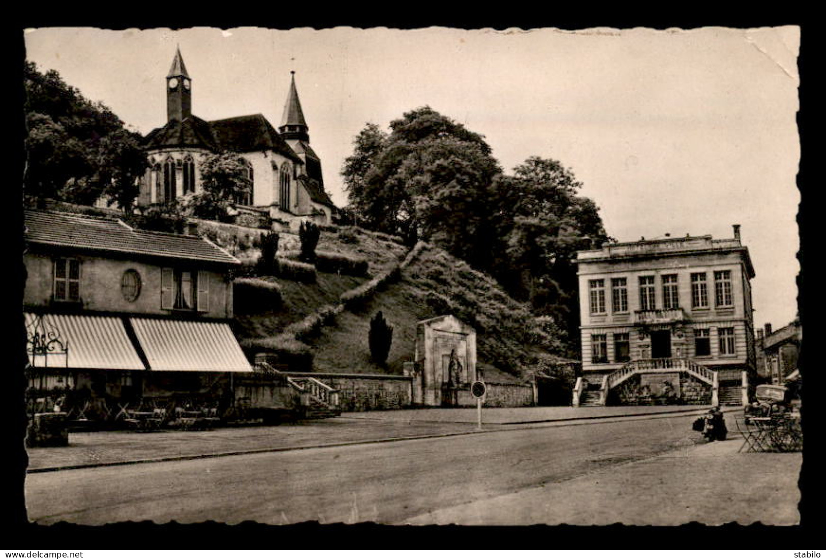 55 - CLERMONT-EN-ARGONNE - EGLISE - MONUMENT AUX MORTS - HOTEL DE VILLE - Clermont En Argonne