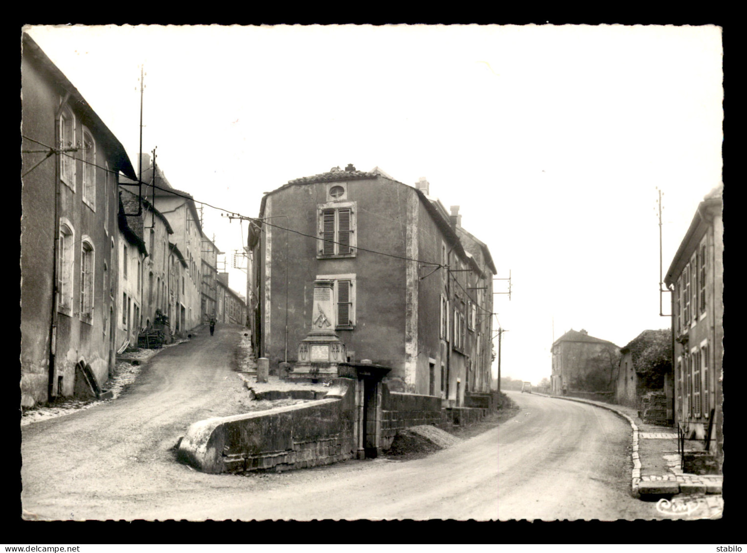 52 - BOURMONT - RUE NOTRE-DAME ET RUE DE CHARROIS - Bourmont