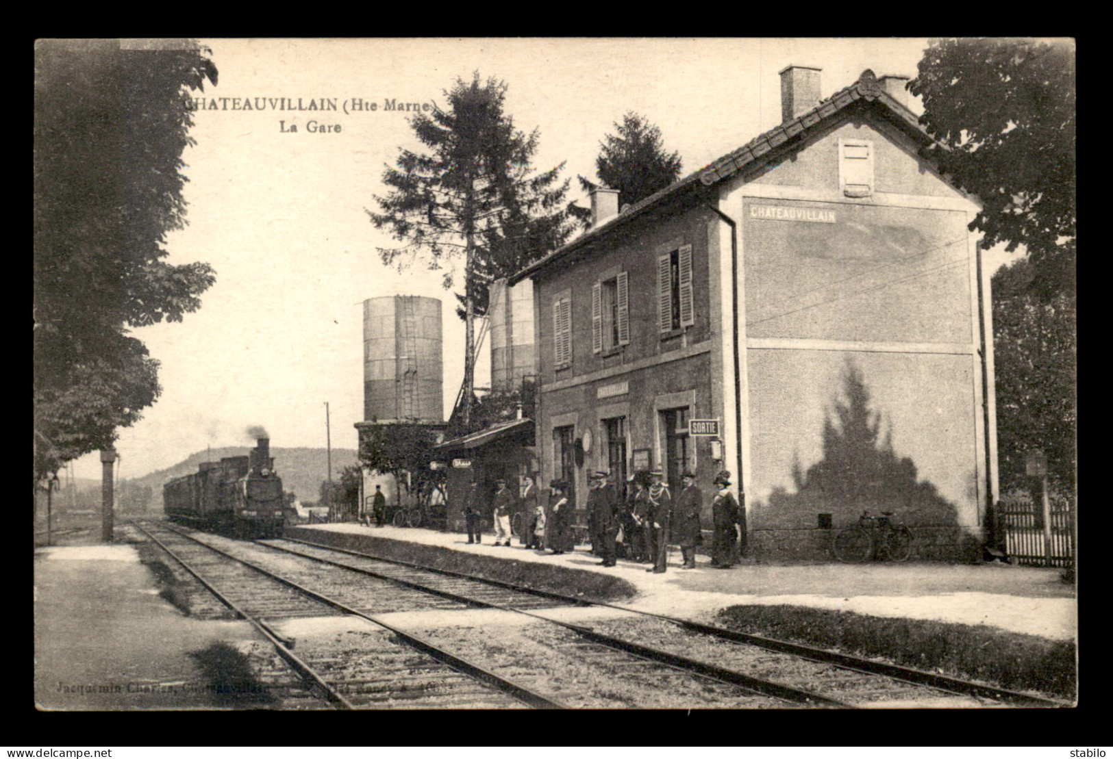 52 - CHATEAUVILLAIN - TRAIN EN GARE DE CHEMIN DE FER - Chateauvillain