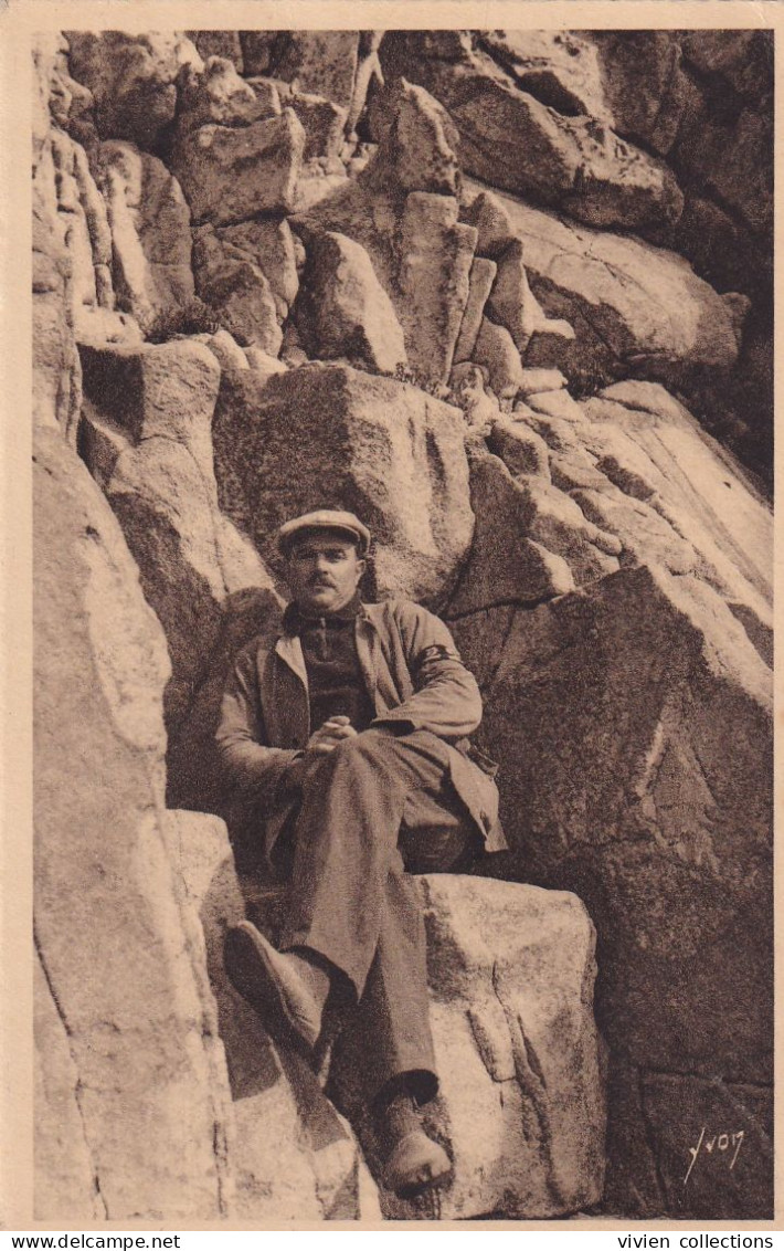 Pointe Du Raz De Sein (29 Finistère) Un Des Guides De La Pointe Sur Le Fauteuil De Sarah Bernhardt - édit. Yvon - Ile De Sein