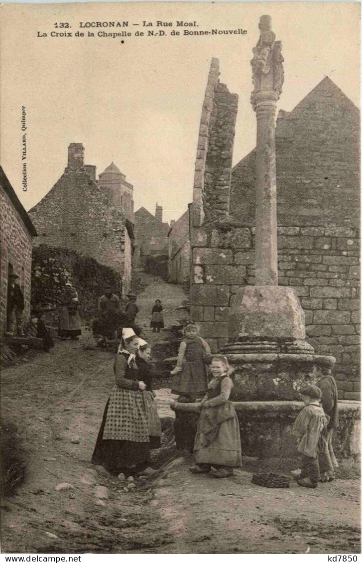 Locronan - La Rue Moai - Locronan