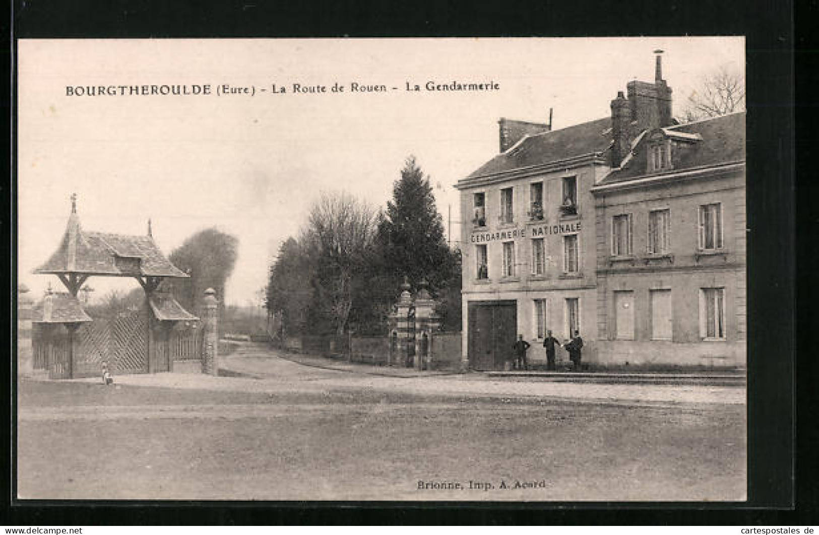 CPA Bourgtheroulde, La Route De Rouen, La Gendarmerie  - Bourgtheroulde