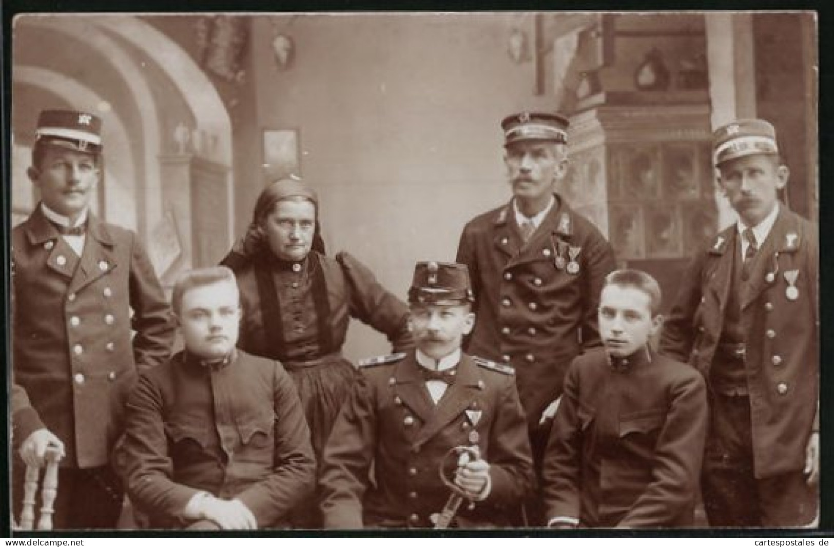 AK Gruppenfoto Mit Briefträgern In Uniform Und Frau  - Postal Services