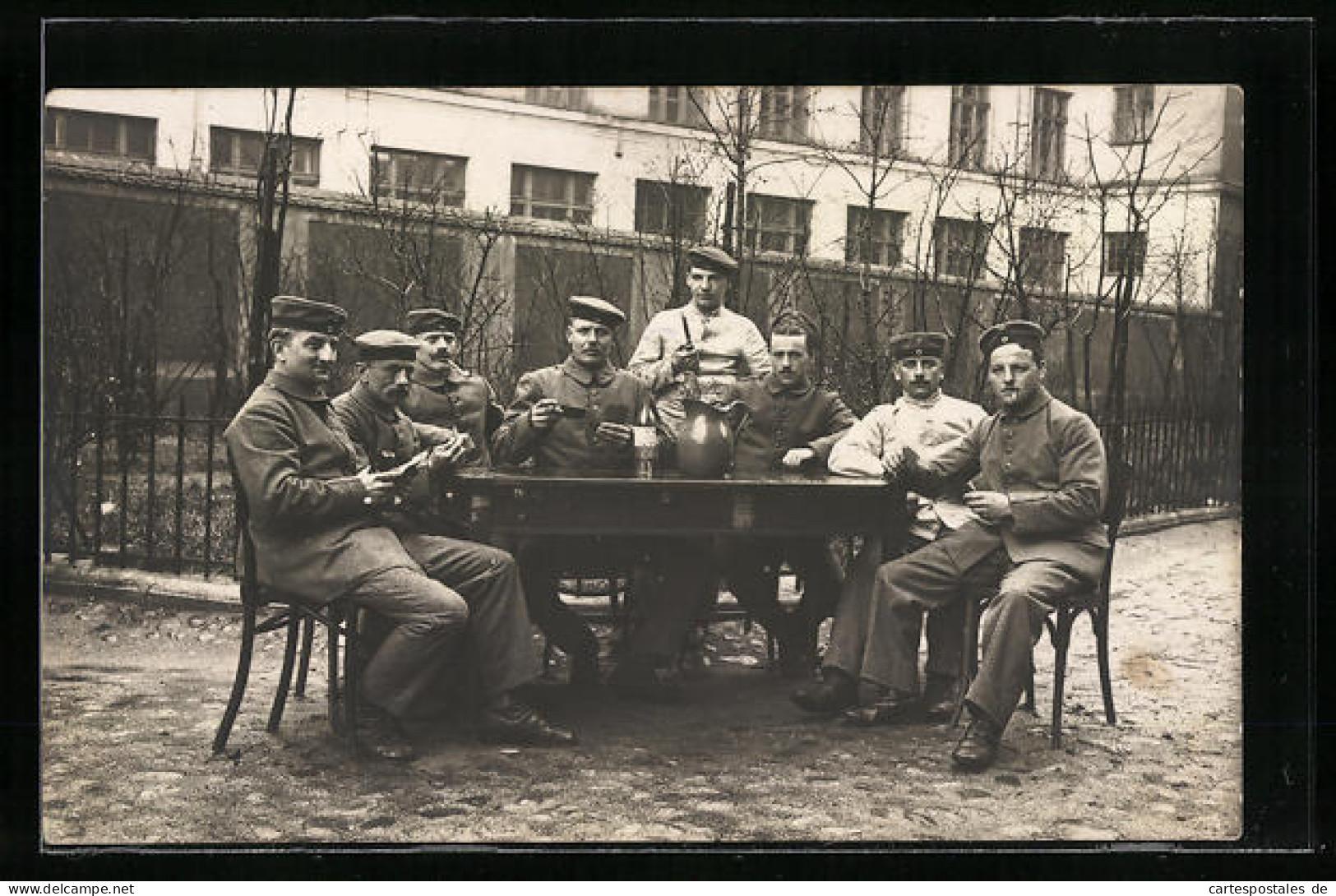AK Soldaten Sitzen Beim Kartenspiel Am Tisch  - Cartes à Jouer