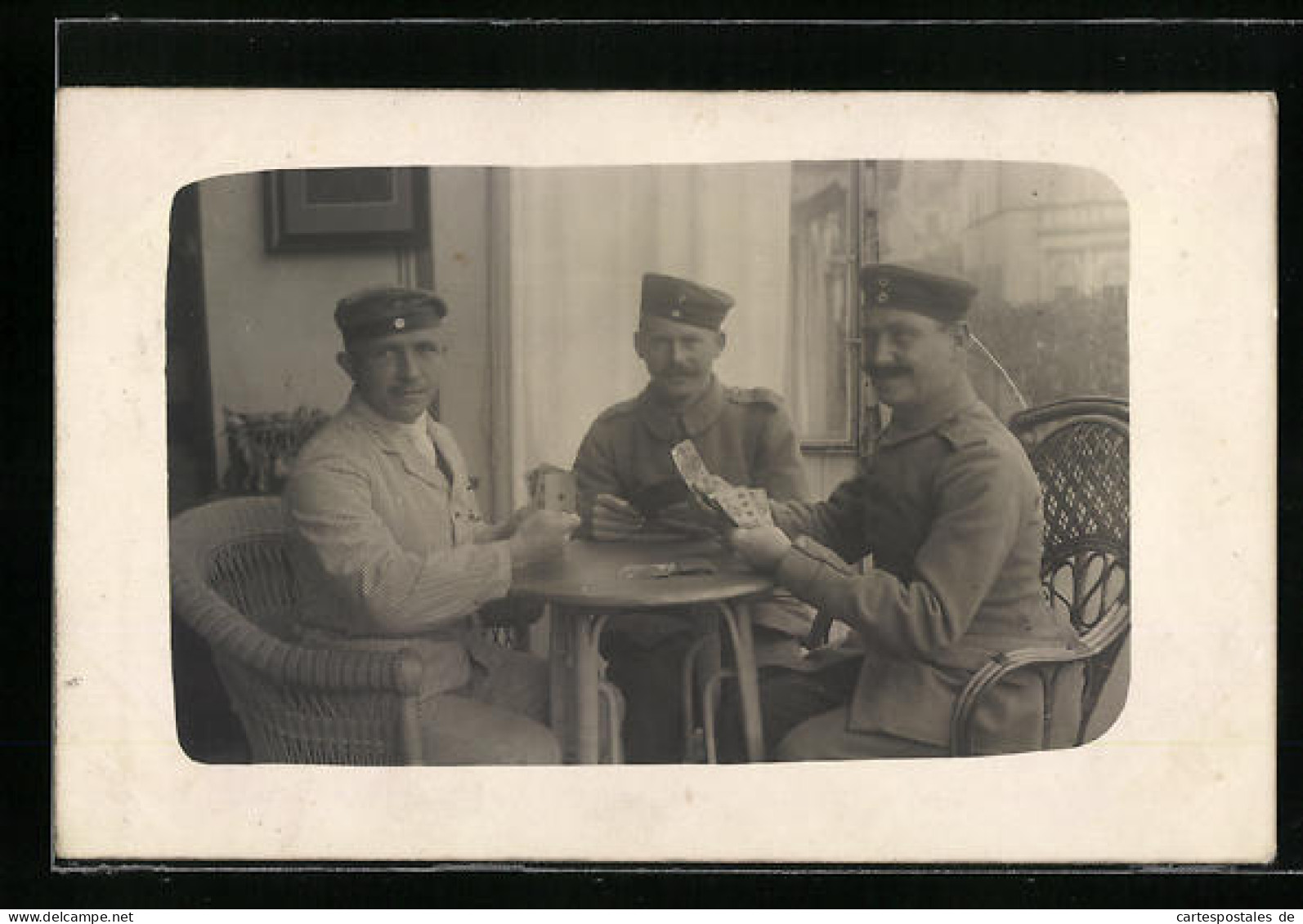 Foto-AK Drei Soldaten Spielen Karten Am Tisch  - Spielkarten
