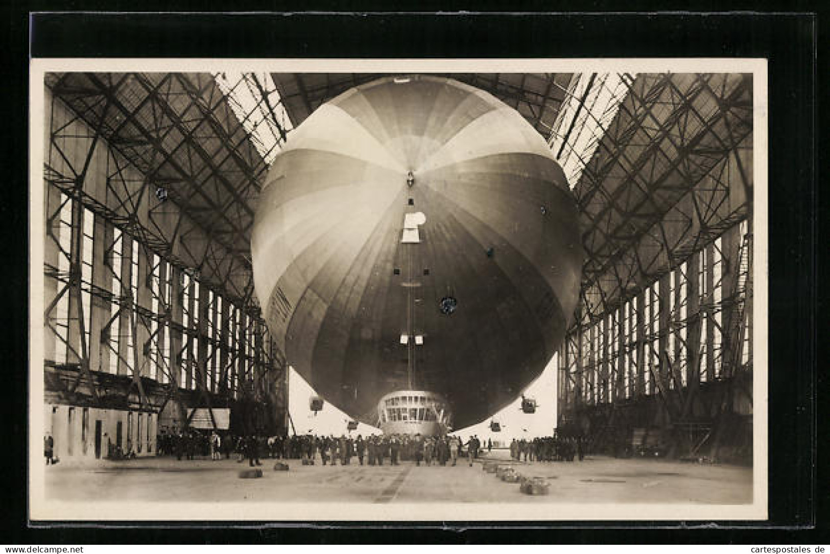 AK Einbringen Des Luftschiffes LZ127 Graf Zeppelin In Die Halle  - Dirigeables
