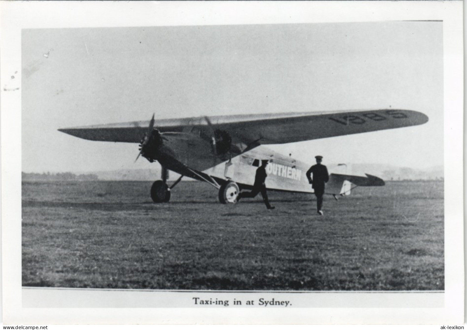 Postcard Sydney Taxi-ing In At Sydney. Flugwesen - Flugzeuge REPRO 1960 - Sydney