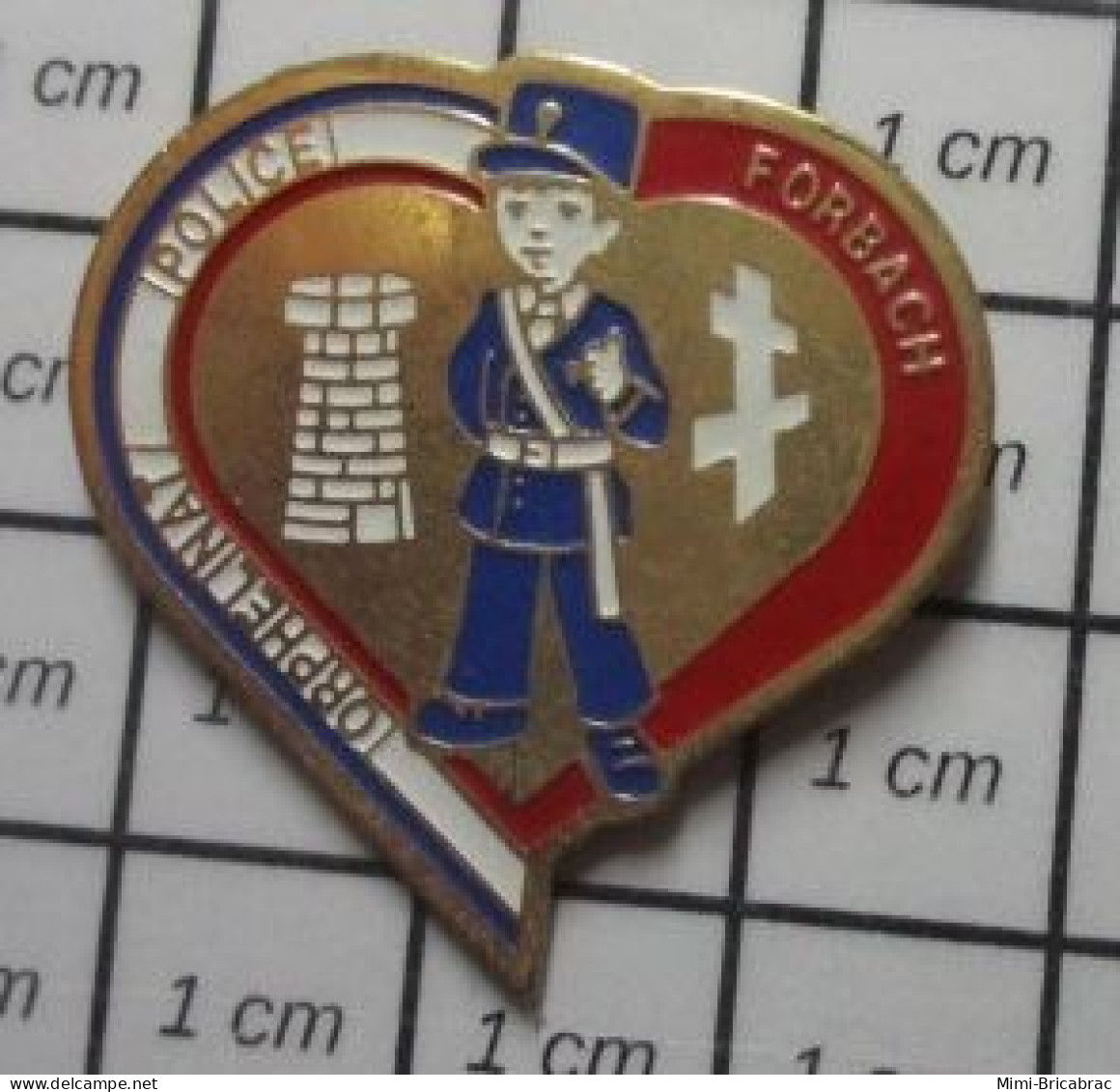 413E Pin's Pins / Beau Et Rare : POLICE / ORPHELINAT POLICE FORBACH KEPI CROIX DE LORRAINE - Police