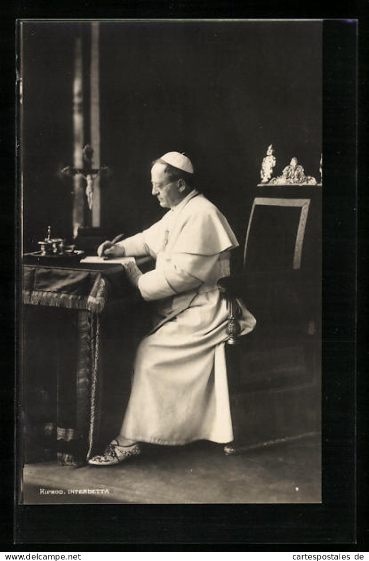 AK Papst Pius XI. Mit Feder Und Schriftstück  - Papas