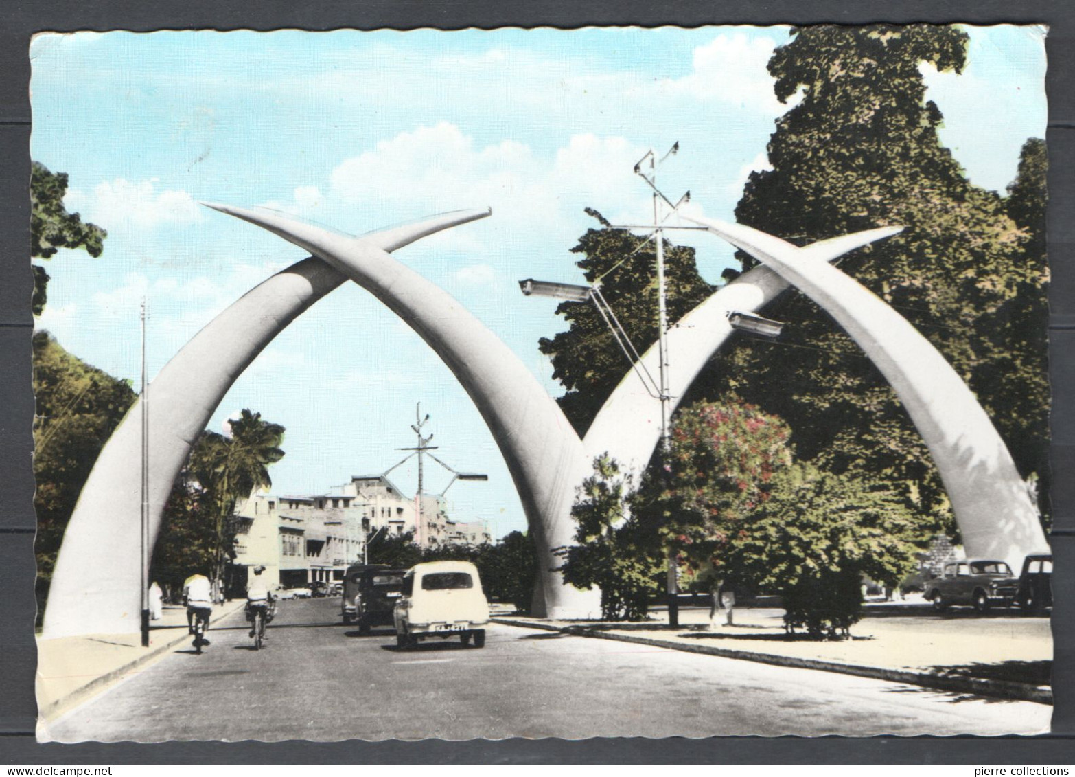 Monbasa - Kenya - Entrée - Défense D'éléphants - Voitures Anciennes - Kenia